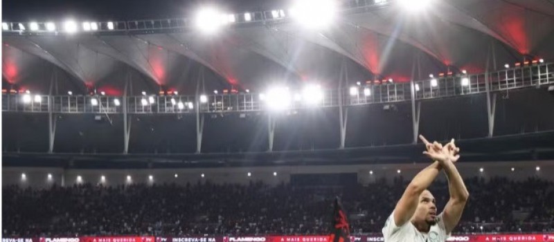 STJD absolve Paulinho, do Palmeiras, por gesto obsceno contra o Flamengo