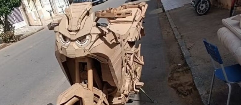 Estudante de fsica cria rplica de moto usando papelo na Paraba