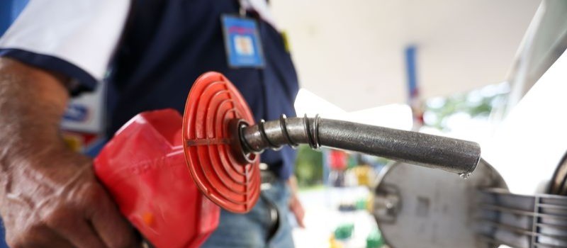 Pre�o da gasolina cai 5,2% para distribuidoras a partir desta ter�a, anuncia Petrobras