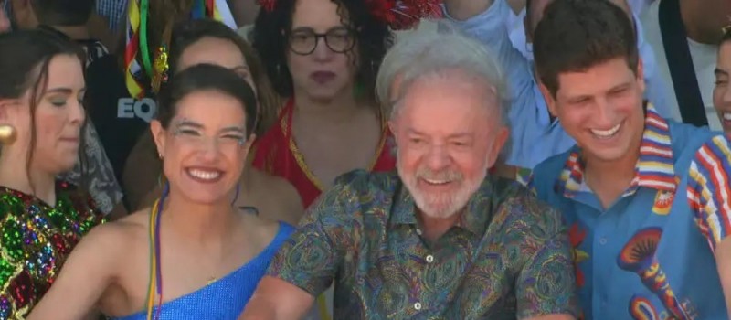 Lula acompanha desfile do Galo da Madrugada, em Recife