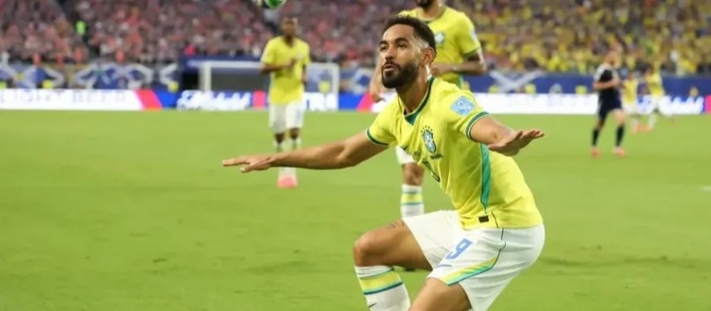 Matheus Cunha se firma no ataque, e Douglas Santos segue seguro em nova vit�ria do Brasil 