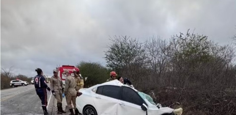 Acidente entre carro e carreta deixa cinco mortos na BR-230, na Para�ba