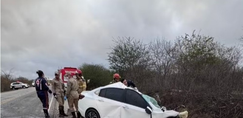 Carro com pai, m�e e filho mortos em acidente com carreta invadiu a contram�o, diz IPC