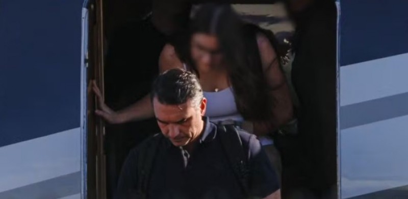 Fl�vio Bolsonaro diz ser 'verdadeiro presidente eleito do Brasil' em carta ap�s fugir para os EUA