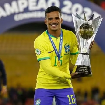 Alex Sandro � cortado, e Kaiki, do Cruzeiro, � convocado para a sele��o brasileira