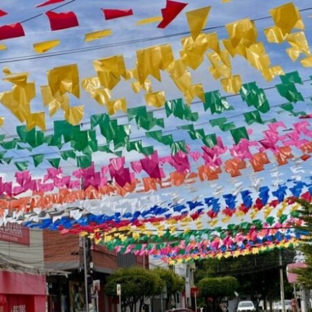 Centro de Patos j� come�a a ficar com cara de S�o Jo�o com decora��o junina