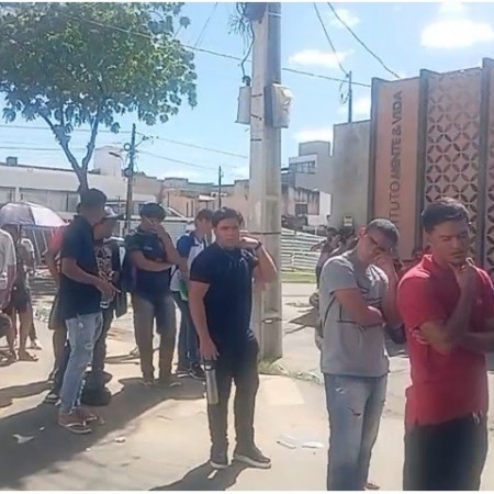 Eleitores de Patos enfrentam longa fila para regularizar t�tulo de eleitor no �ltimo dia