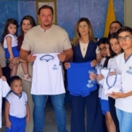 Prefeitura de S�o Mamede entrega novos fardamentos e 20 computadores para rede de ensino