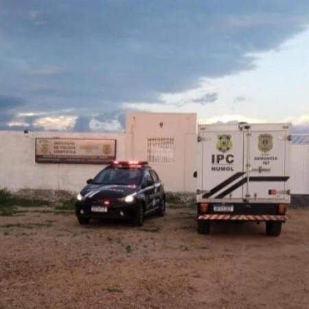 Populares encontram corpo em decomposi��o pr�ximo a cemit�rio em Areia de Bara�nas
