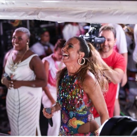 Sob rumores de affair, Ivete Sangalo � vista aos beijos com Tiago Maia