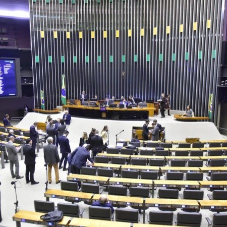 Deputados aprovam minirreforma eleitoral que limita multas de partidos e afrouxa regras