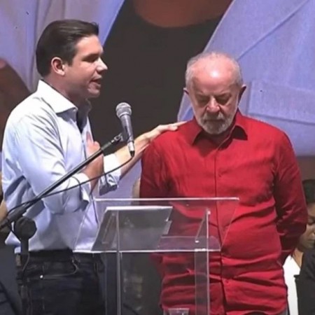 Lula abraa Hugo aps plateia receb-lo com vaias e gritos 'sem anistia'
