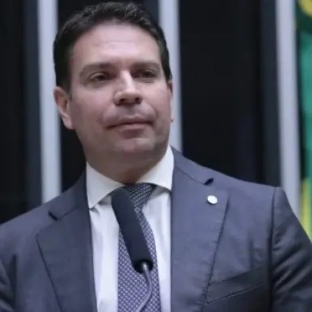Moraes determina retomada de processo contra Ramagem por 8 de janeiro