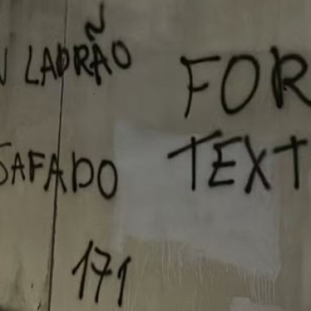 Muro do CT do Botafogo � pichado com protestos contra Textor: '171 safado; ladr�o'