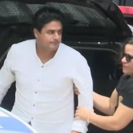 Jo�o Lima deixa delegacia ap�s prestar depoimento; cantor seguir� para carceragem