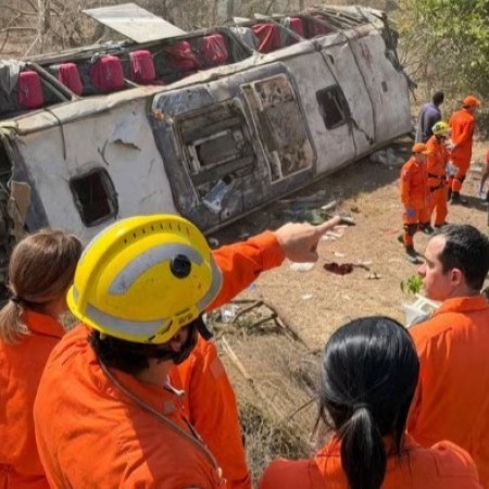 Quinze romeiros morrem em acidente com �nibus em S�o Jos� da Tapera, em Alagoas; 45 ficam feridos