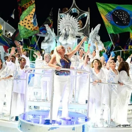 Veja quem s�o os famosos que desfilam pela escola que homenageia Lula

