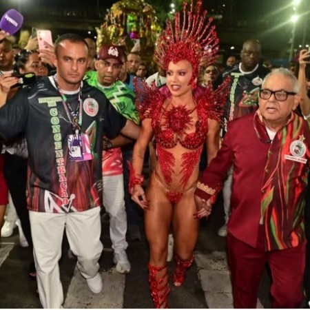 Virginia Fonseca � vaiada ao ser anunciada na Sapuca�