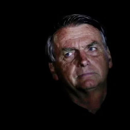 Ministros Moraes e Dino votam para manter Bolsonaro preso na 'Papudinha'