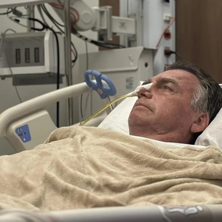 Bolsonaro passa por exames e � diagnosticado com broncopneumonia