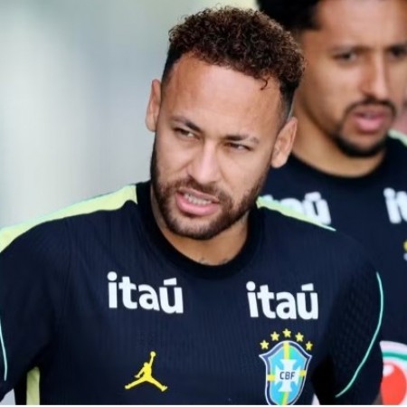 Neymar treina com bola na sele��o brasileira e recebe batismo de companheiros