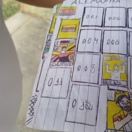 Menino de 11 anos desenha o pr�prio �lbum da Copa no Sert�o da Para�ba