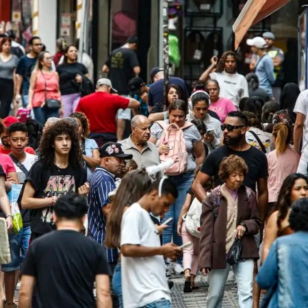 Mais de 10 milh�es de pessoas deixaram a pobreza em 22 regi�es metropolitanas, diz estudo