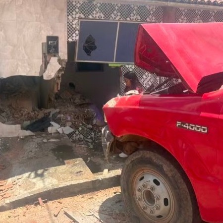 Caminh�o carregado de tijolos desce ladeira e atinge duas casas em Dona In�s, na PB