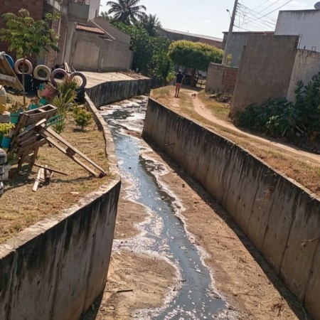 Prefeitura de Patos mant�m limpeza peri�dica de canais de �guas pluviais