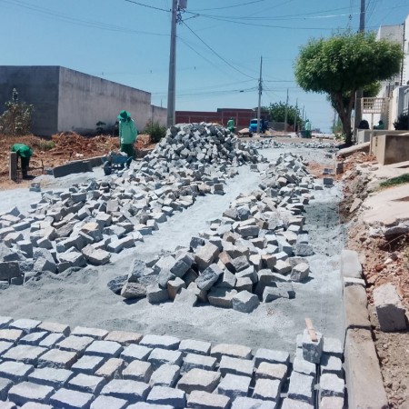 Prefeitura de Patos mant�m servi�os de cal�amento em quatro bairros da cidade