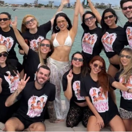 Juliette re�ne amigos em despedida de solteira em barco em praia de Cabedelo