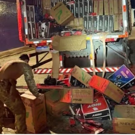 PRF apreende cerca de 535 mil ma�os de cigarro e det�m motorista ap�s tentativa de fuga 