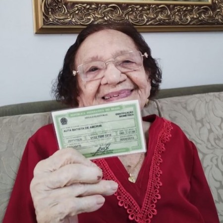 Em Patos, idosos comparecem em peso para votar; Dona Auta, aos 100 anos, � um exemplo