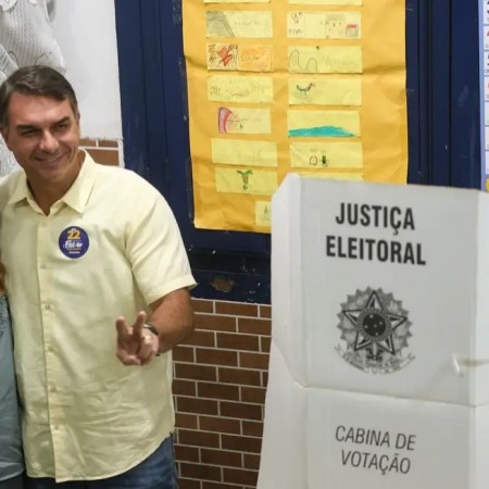 Governo Trump dar� visto para Fl�vio Bolsonaro e fam�lia, e permitir� entrada nos EUA