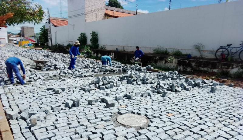 Prefeitura de Patos inicia cal�amento na Rua Laurentino Pereira, no Jardim Europa
