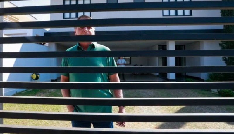 Presidi�rio Bolsonaro recebe alta e chega para cumprir pris�o domiciliar tempor�ria