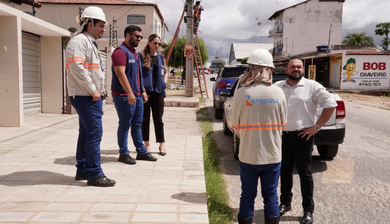 Procon/Patos recolhe mais fios de operadoras na Zona Sul na Opera��o 'Cidade sem Emaranhados'