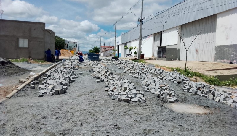 Mais dois bairros de Patos t�m obras de cal�amento avan�adas

