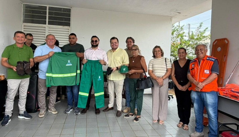 Prefeitura de Patos entrega equipamentos e fardamentos a �s equipes t�cnica de Meio Ambiente e Defesa Civil
