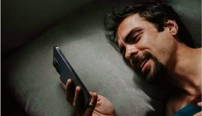 M�dica do sono explica por que faz mal mexer no celular logo ao acordar