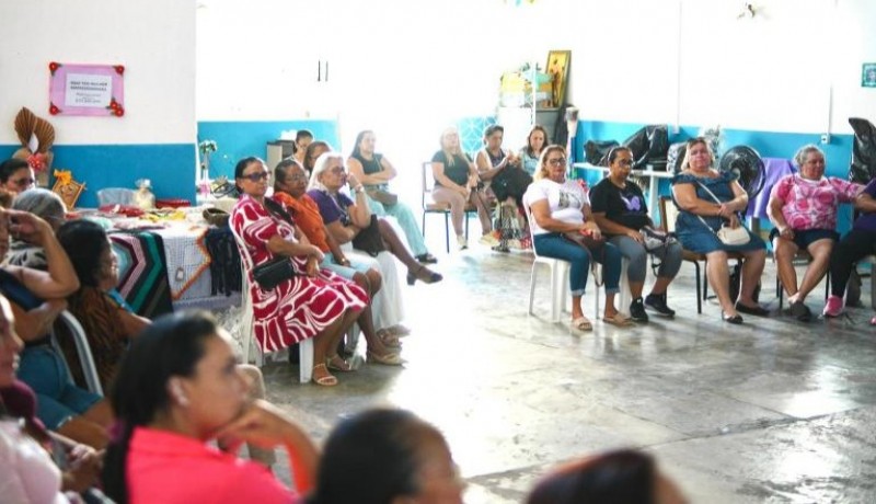 Mulheres da ASSAMP de Patos recebem orientao sobre como funciona uma associao e seu papel  