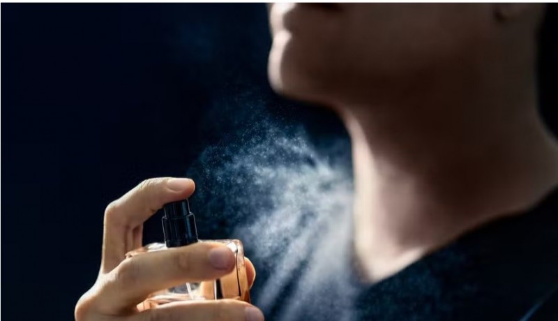 As 3 partes do corpo onde aplicar o perfume para que ele dure mais e fique mais cheiroso