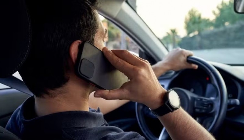 Celular ao volante j  a principal causa de acidentes no Brasil