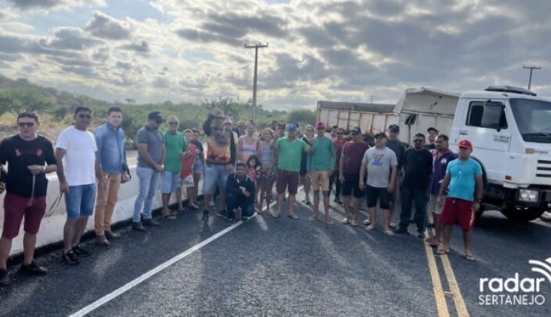 Moradores protestam e interditam PB-400 contra liberao de gua do Aude Engenheiro vidos