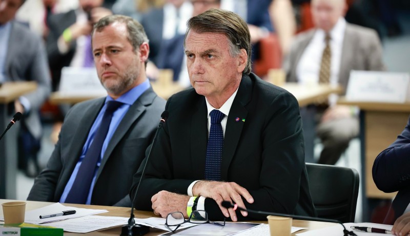 Alexandre de Moraes autoriza Bolsonaro a receber comida especial na priso