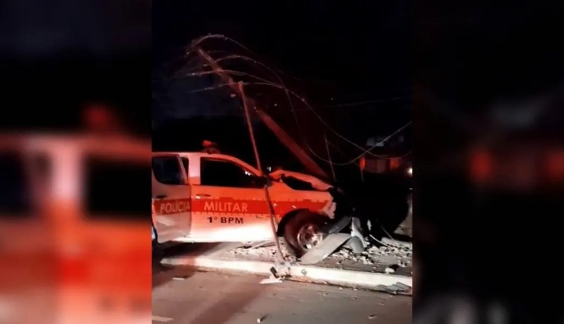 Policiais militares ficam feridos ap�s viatura colidir com poste na Capital