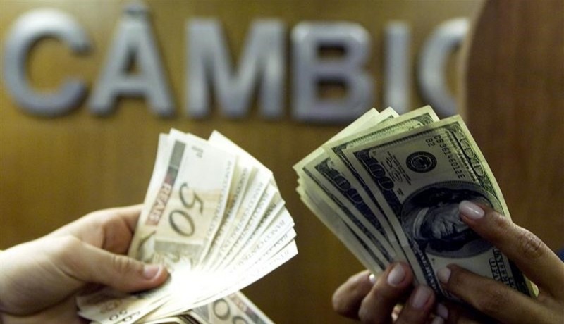 D�lar cai a R$ 5,20 e tem menor patamar desde maio de 2024