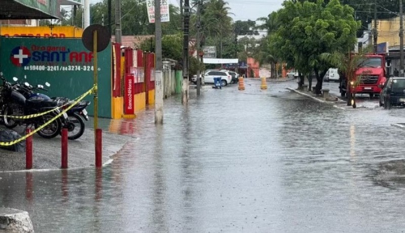 Enxurradas, alagamentos, com�rcios invadidos: chuva causa transtornos no RN