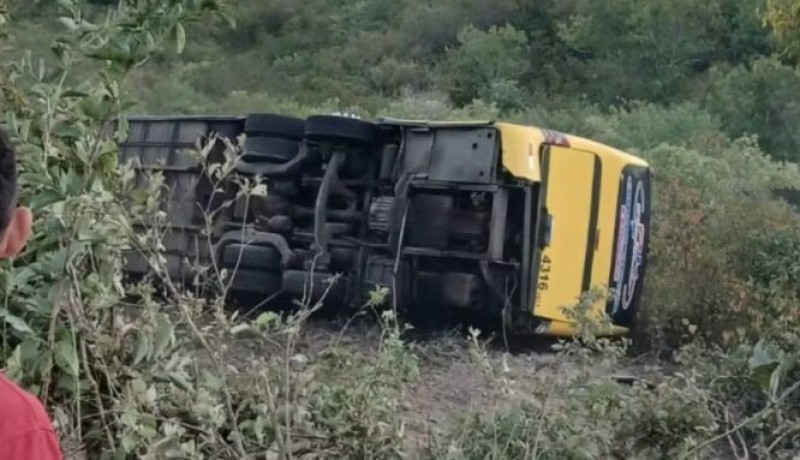 �nibus com mais de 40 romeiros tomba e deixa mortos e feridos no Cear�