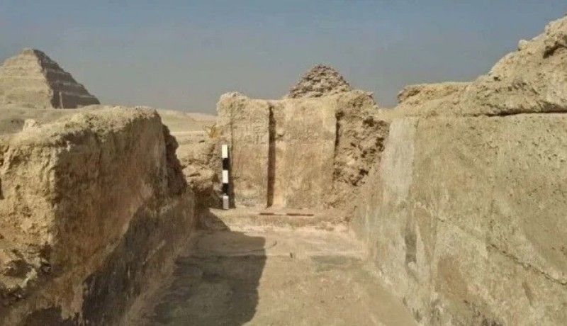 Tumba de 4 mil anos revela porta ilus�ria e artefatos no Egito antigo